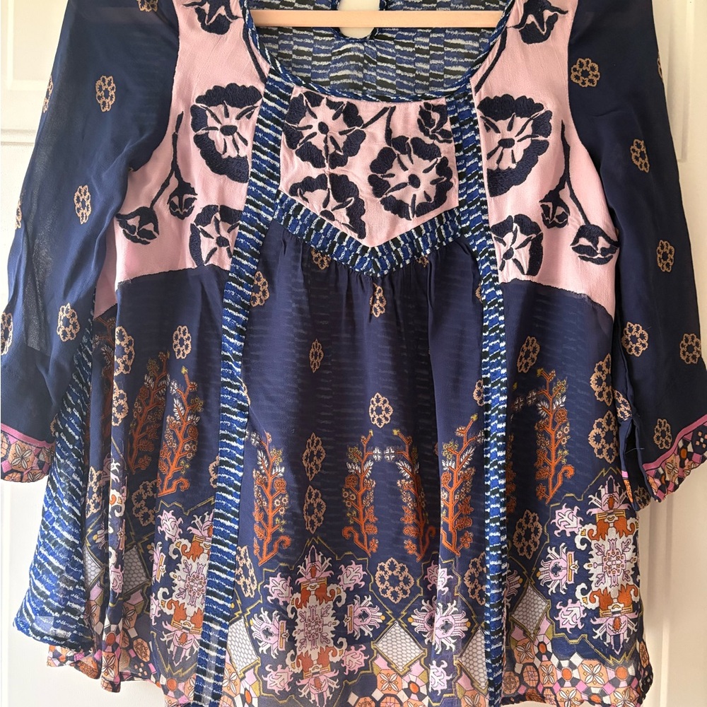 Floreat Anthropologie Elegant Navy and Pink Embroidered Women's Top - Picture 2 of 2